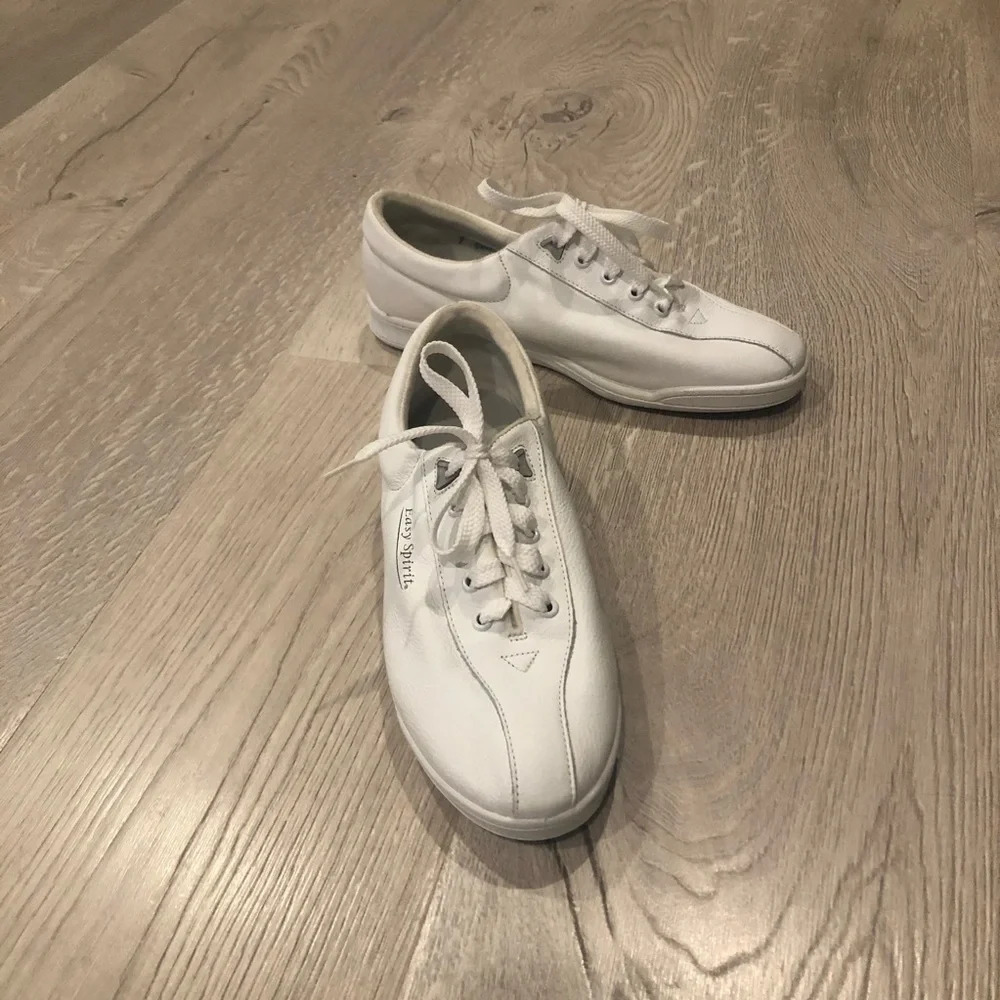 - Easy spirit tennis shoes